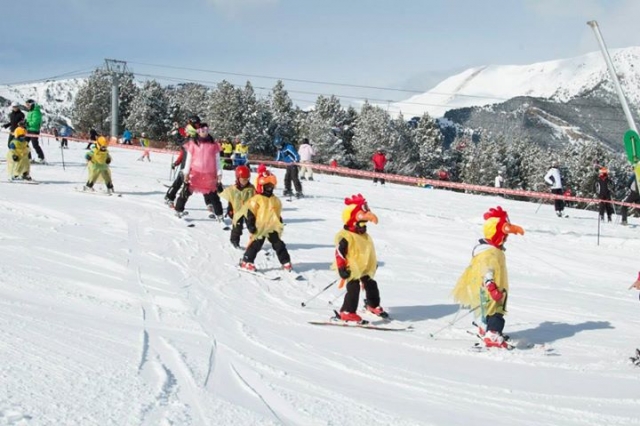  Kinder in Kostümen beim Skifahren